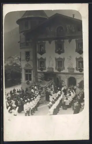 Foto-AK Berchtesgaden, Prozession vor dem Hirschenhaus