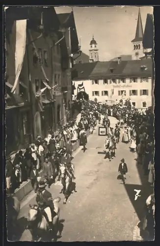 AK Berchtesgaden, Festumzug vor dem Gasthof zum Neuhaus