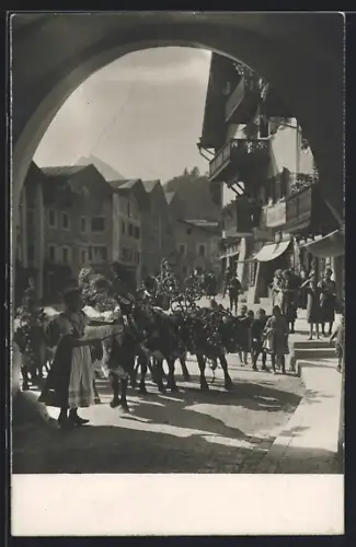 Foto-AK Berchtesgaden, Kühe beim Abtrieb auf dem Marktplatz