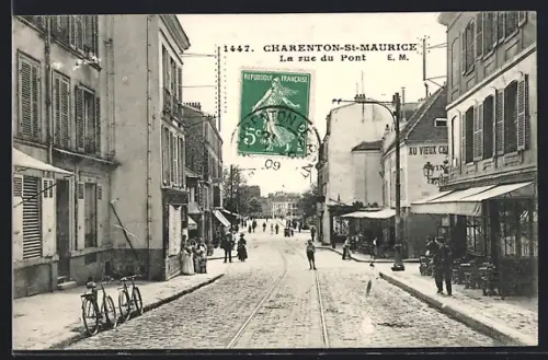 AK Charenton-St-Maurice, La rue du Pont avec passants et vélos