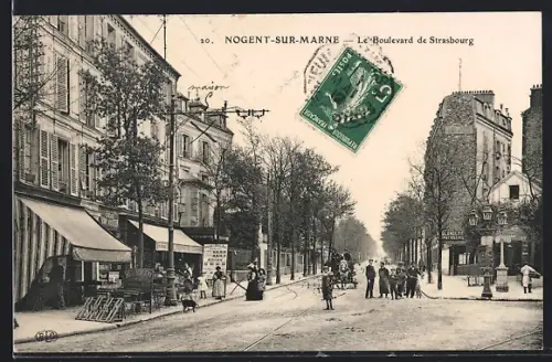 AK Nogent-sur-Marne, Le Boulevard de Strasbourg animé avec passants et commerces