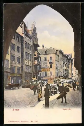 AK Bozen, Obstmarkt mit Geschäften durch Tor