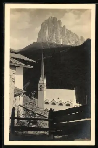 AK St. Christina, Teilansicht mit Kirche gegen den Langkofel