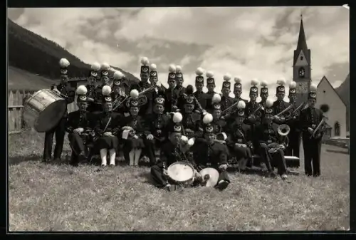 AK Prettau, Musikkapelle Prettau in traditionellen Uniformen vor der Kirche