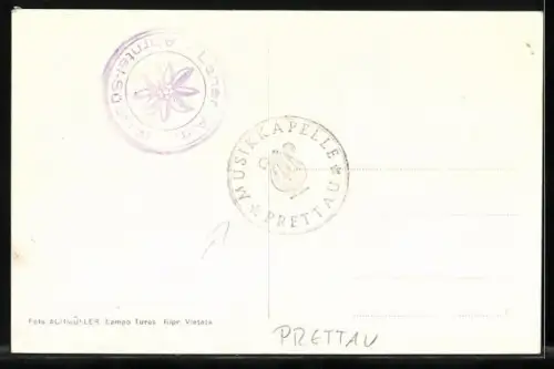 AK Prettau, Musikkapelle Prettau in traditionellen Uniformen vor der Kirche