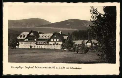 AK Berghotel Teichmannbaude /Riesengebirge, Baude mit der Schneekoppe