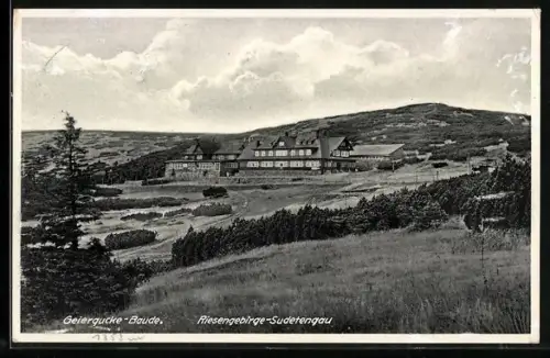 AK Geiergucke-Baude /Riesengebirge, Panorama mit Berghütte