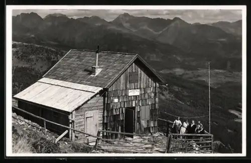 AK Speiereckhütte i. Lungau, Besucher vor der Hütte