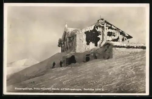 AK Prinz-Heinrich-Baude /Riesengebirge, Berghütte mit Schneekoppe