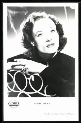 AK Schauspielerin Irene Mann mit Zigarette in der Hand