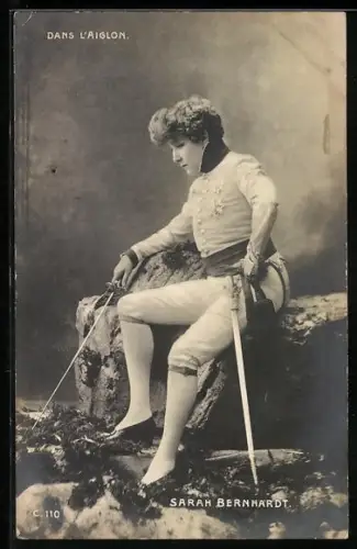 AK Schauspielerin Sarah Bernhardt in Uniform