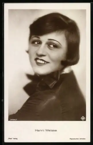 AK Hanni Weisse, Schauspielerin-Portrait mit schwarzer Schleife und Lächeln