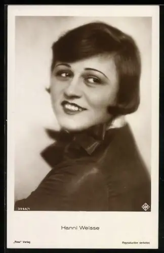 AK Hanni Weisse, Schauspielerin-Portrait mit schwarzer Schleife und Lächeln
