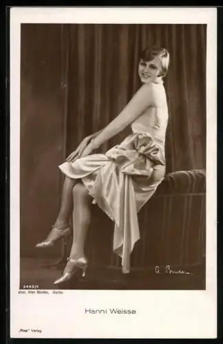 AK Schauspielerin Hanni Weisse sitzt auf Couchlehne im Kleid