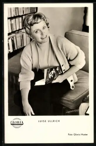 AK Portrait der Schauspielerin Luise Ullrich mit ihrem Buch
