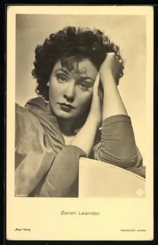AK Schauspielerin Zarah Leander in nachdenklicher Pose porträtiert