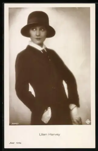 AK Schauspielerin Lilian Harvey im taillierten Mantel mit Hut