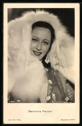 AK Schauspielerin Germana Paolier lächelnd in Pelzmantel porträtiert