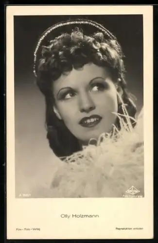 AK Schauspielerin Olly Holzmann, mit Federkragen
