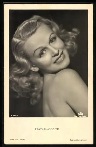 AK Schauspielerin Ruth Buchardt über die Schulter blickend