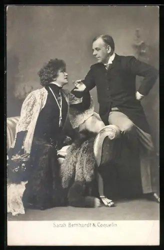 AK Theaterschauspielerin Sarah Bernhardt und Theaterschauspieler Coquelin auf einem Sofa sitzend