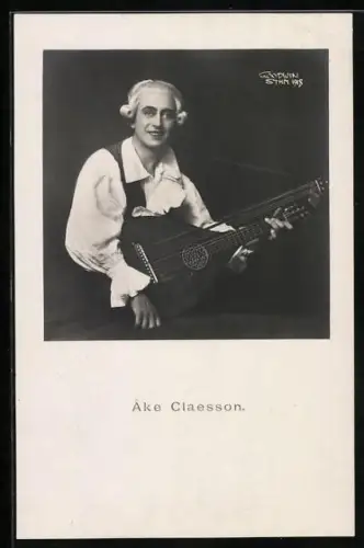 AK Schauspieler Ake Claesson mit Lautengitarre