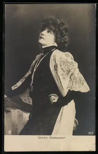 AK Schauspielerin Sarah Bernhardt in einem schwarzen Kostüm