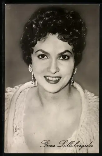 AK Schauspielerin Gina Lollobrigida mit strahlendem Lächeln