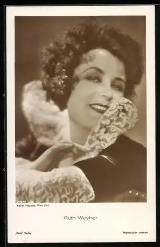 AK Schauspielerin Ruth Weyher mit lächelndem Gesicht