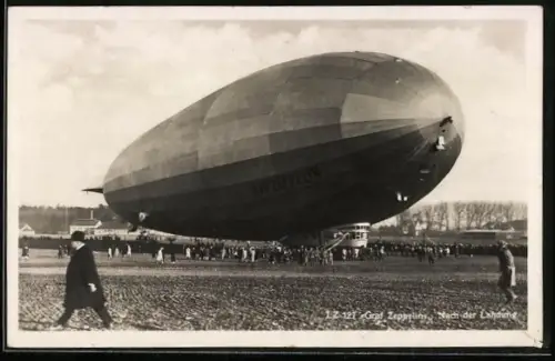 AK Graf Zeppelin nach der Landung