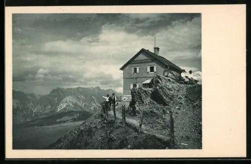 AK Statzerhaus am Hundstein, auf dem zur Berghütte führenden Gebirgspfad stehen zwei Menschen