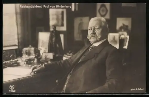 AK Reichspräsident Paul von Hindenburg sitzt an seinem Schreibtisch