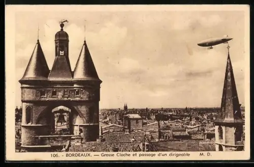 AK Bordeaux, Grosse Cloche et passage d`un dirigeable, Zeppelin