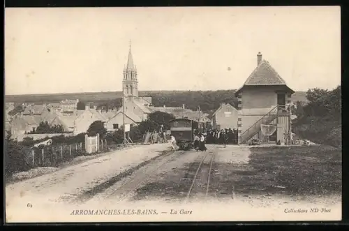 AK Arromanches-les-Bains, La Gare, Bahnhofansicht mit Zug
