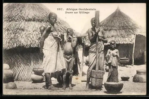 AK Afrique Occidentale, Femmes dans un village, afrikanische nackte Frauen in ihrem Dorf