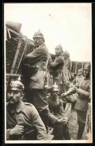 AK Soldaten mit Pickelhaube im Schützengraben