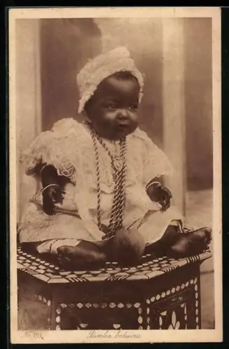 AK Afrikanisches Baby im weissen Kleid, afrikanische Volkstypen