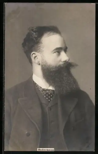 AK Portrait von Hermann Sudermann im Anzug