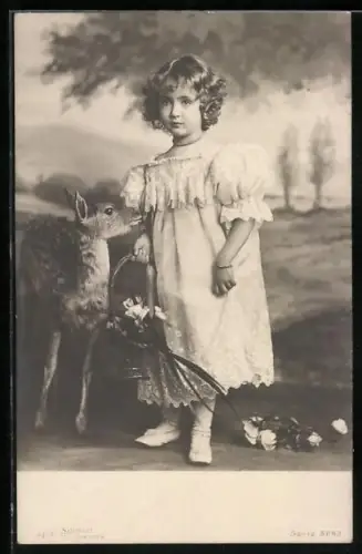 Foto-AK Kleines Mädchen mit Blumenkorb neben Reh in einer Studiokulisse