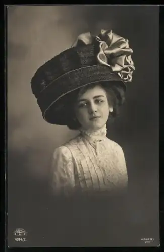 Foto-AK R & K / L: Mädchen trägt grossen Hut mit Schleife