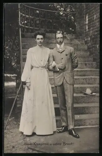 AK Kronprinz Wilhelm von Preussen posiert mit Kronprinzessin Cecilie im schönen Kleid vor einem Treppenaufgang