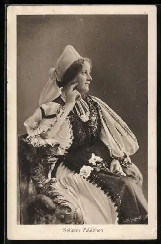 AK Szeliste, Szelister Mädchen in Tracht, auf einem Sessel sitzend