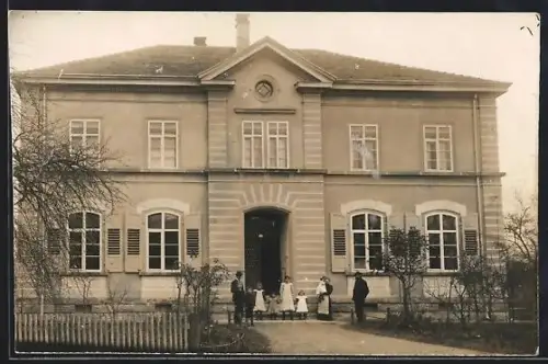 Foto-AK Oberuhldingen, Villa Hafner, Gruppe vor dem Eingang