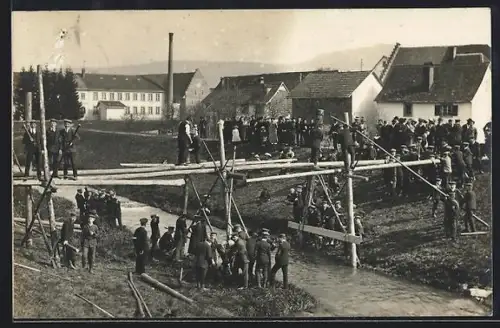 Foto-AK Tiengen / Waldshut, Soldaten beim Pionierbrückenbrau