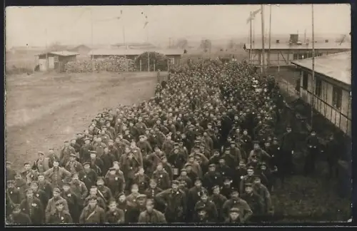 Foto-AK Limburg /Lahn, Soldaten im Kriegsgefangenenlager