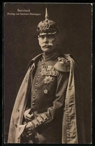 AK Bernhard Herzog von Sachsen-Meiningen in Uniform mit Pickelhaube und Mantel