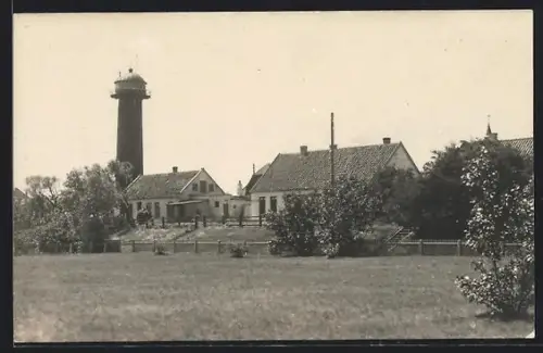 Foto-AK Wangerooge, Am Dorfplatz, Blick zum Leuchtturm