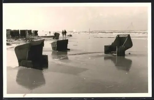Foto-AK Wangerooge, Strandkörbe nach Sturmflut