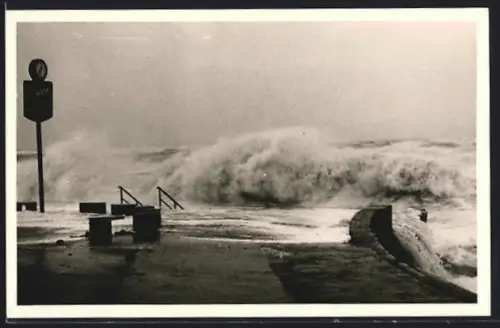 Foto-AK Wangerooge, Promenade unterhalb der Strandhalle bei der Sturmflut 1976
