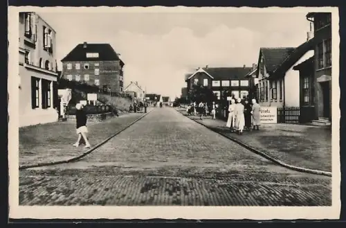 AK Wangerooge, Zedeliusstrasse, Strassenansicht mit Passanten und Gebäuden